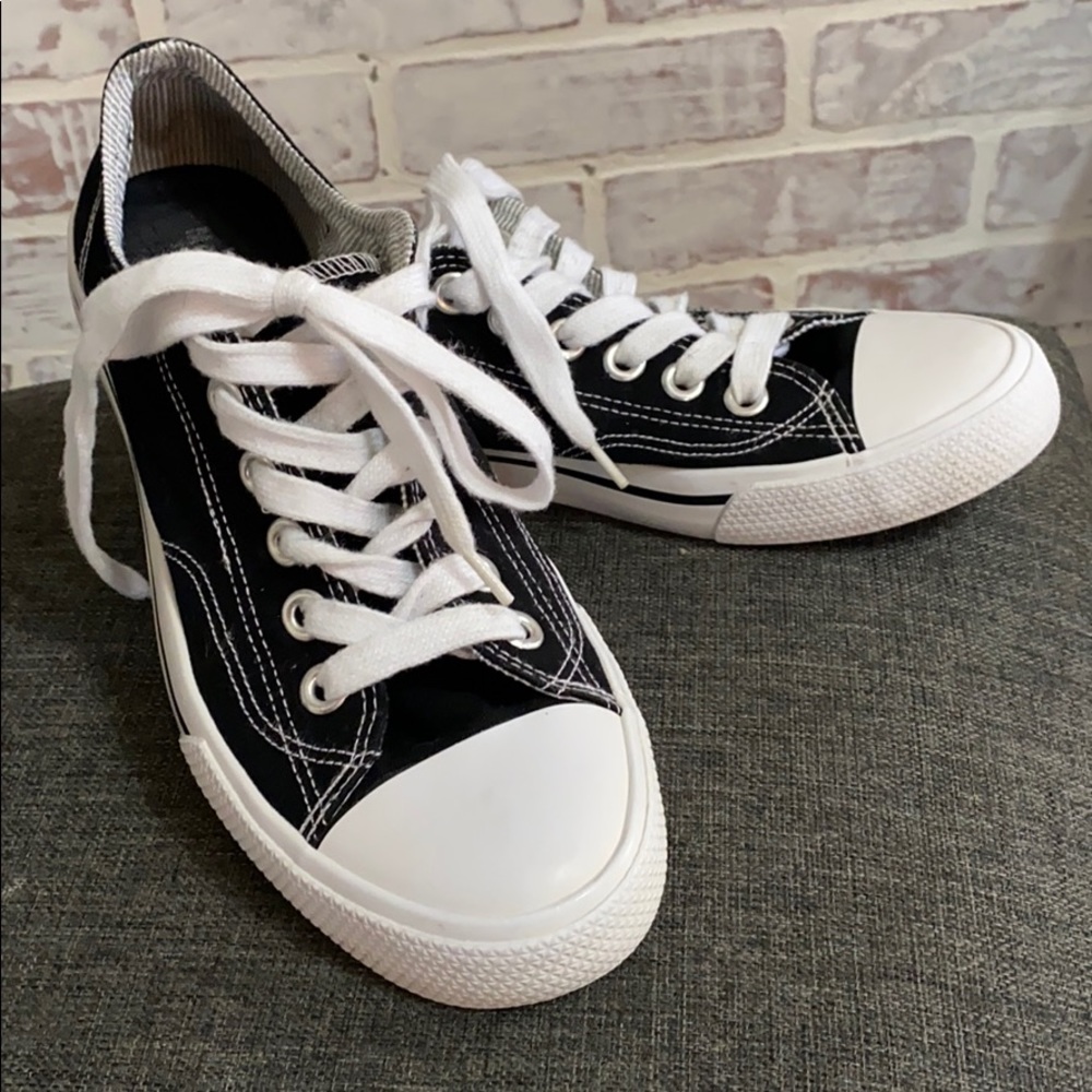 Mossimo black and white sneakers